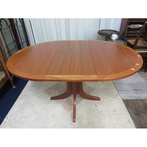 899 - Lovely Mid 20th Century Teak extending table by Nathan. Raised on four shaped bracket legs. Superb c... 