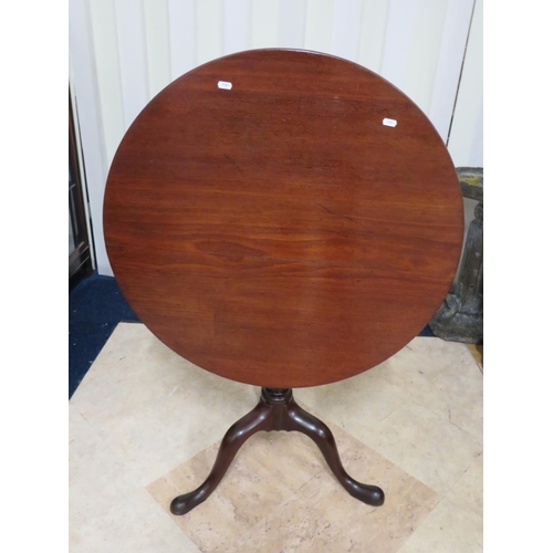 901 - Lovely Mid Victorian tilt top table with birdcage swivel tilt mount. Supported by three curved brack... 