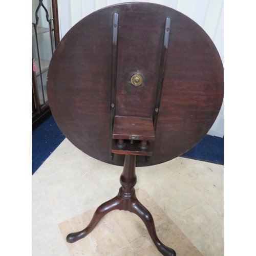 901 - Lovely Mid Victorian tilt top table with birdcage swivel tilt mount. Supported by three curved brack... 