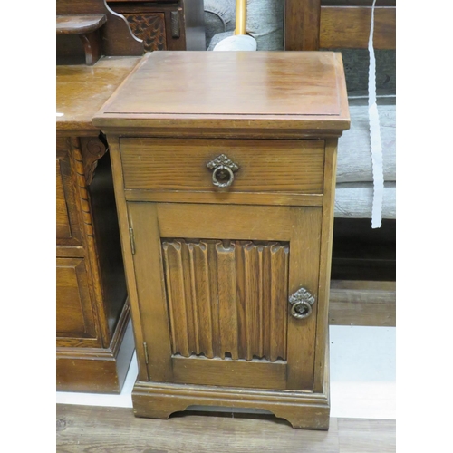 921 - Early 20th Century Oak Dressing table with central tilting mirror and two side mirrors. Well constru... 