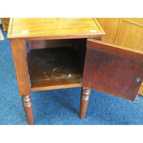 925 - Pretty Mahogany pot cupboard with turned legs. H:24 x W:16 x D:15 Inches. See photos. S2