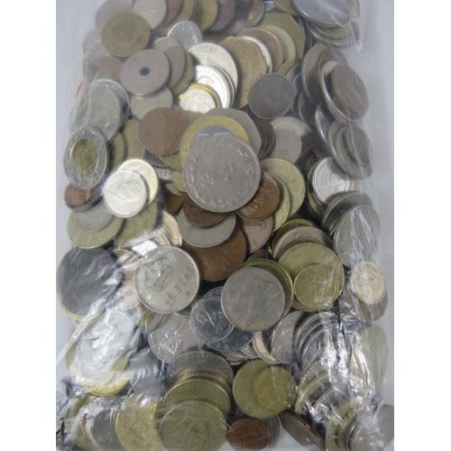 638 - Bag of mixed World coins.