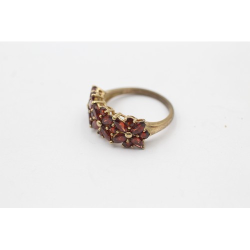 319 - 9ct gold garnet floral cluster ring (3.3g)     737617  . LOT WITHDRAWN.
Finger Size 'P'