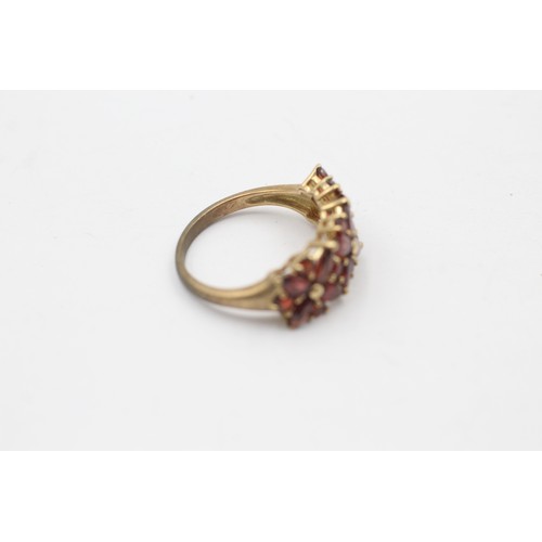 319 - 9ct gold garnet floral cluster ring (3.3g)     737617  . LOT WITHDRAWN.
Finger Size 'P'