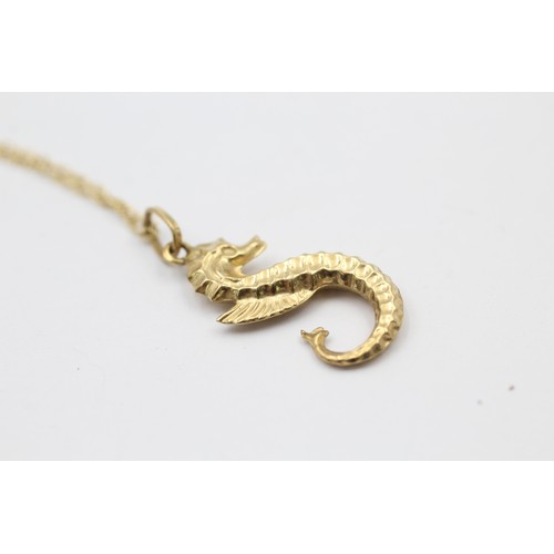 329 - 9ct gold sea horse pendant necklace (1.5g)     788745