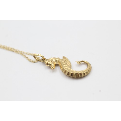 329 - 9ct gold sea horse pendant necklace (1.5g)     788745