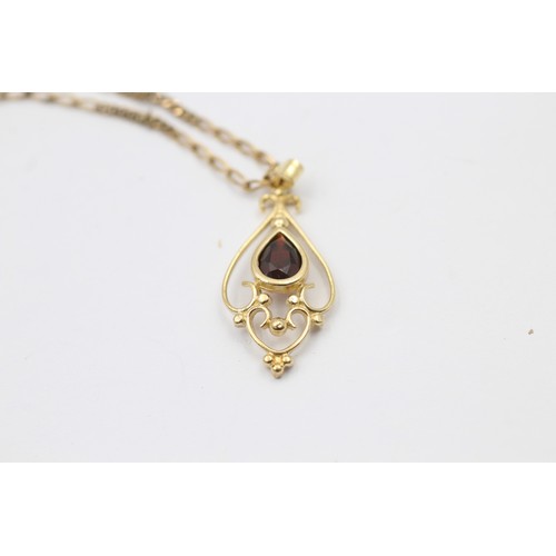 340 - 9ct gold garnet openwork pendant necklace (3g)     788735