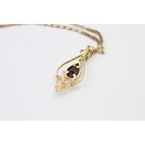 340 - 9ct gold garnet openwork pendant necklace (3g)     788735