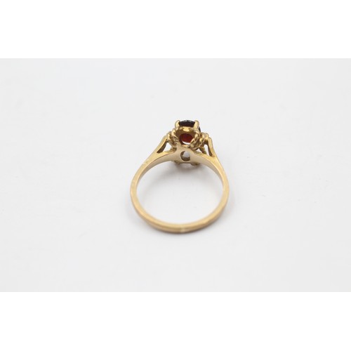 350 - 9ct gold garnet solitaire ring (2g)     788737
Finger Size 'J'