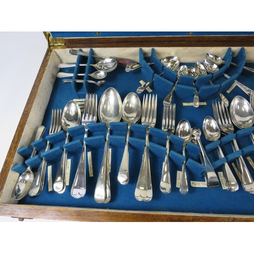 714 - 98 piece 1930s cuttlery set in original wooden box.