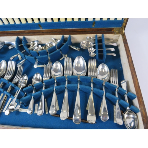 714 - 98 piece 1930s cuttlery set in original wooden box.