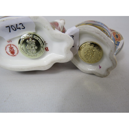 720 - Royal crown derby siamese cat and kitten paperweights with gold stoppers.