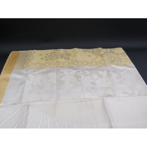 741 - 2 Antique Damask irish linen table cloths.
(PROVISIONAL)