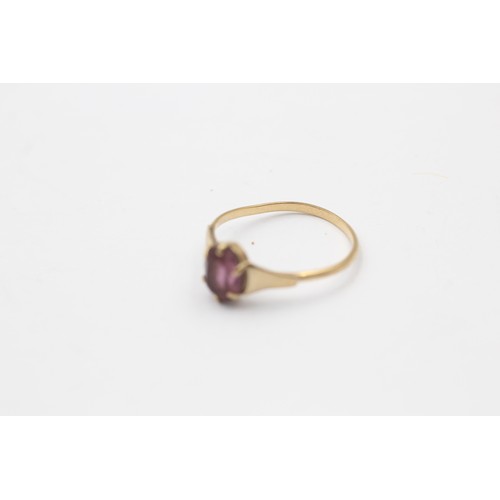 360 - 9ct gold purple paste solitaire ring (1.2g)     788845
Finger Size 'M'