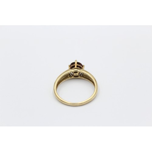 361 - 9ct gold garnet solitaire ring (3.1g)     788812
Finger Size 'R'