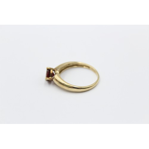 361 - 9ct gold garnet solitaire ring (3.1g)     788812
Finger Size 'R'