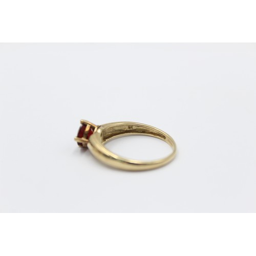 361 - 9ct gold garnet solitaire ring (3.1g)     788812
Finger Size 'R'