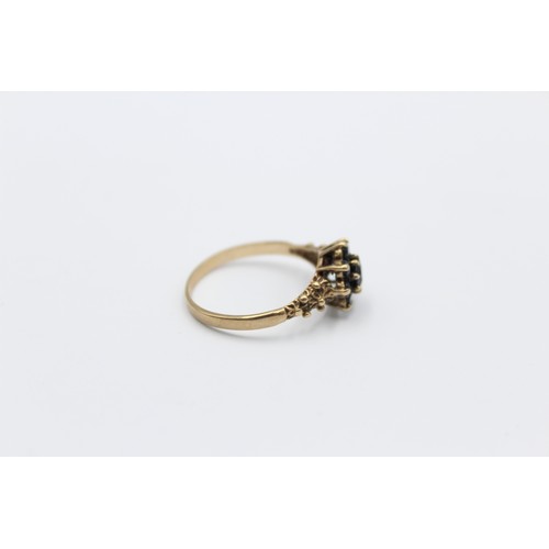 370 - 9ct gold sapphire floral cluster ring (2.3g)     788826
Finger Size 'Q'