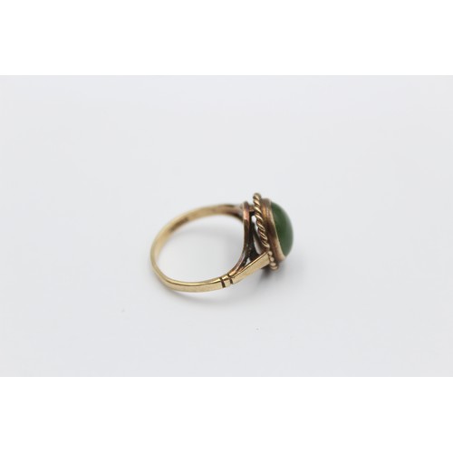 388 - 9ct gold nephrite solitaire ring with twisted rope frame (2.5g)     788762   Finger Size'J'