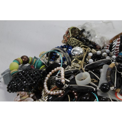 406 - 10kg UNSORTED COSTUME JEWELLERY inc. Bangles, Necklaces, Rings, Earrings      220691