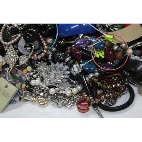 406 - 10kg UNSORTED COSTUME JEWELLERY inc. Bangles, Necklaces, Rings, Earrings      220691