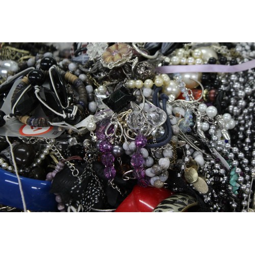 406 - 10kg UNSORTED COSTUME JEWELLERY inc. Bangles, Necklaces, Rings, Earrings      220691