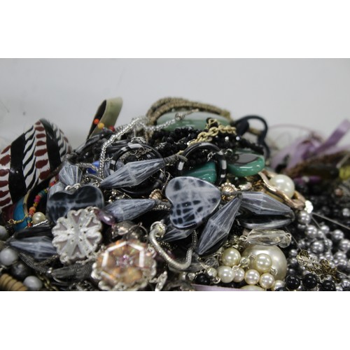 406 - 10kg UNSORTED COSTUME JEWELLERY inc. Bangles, Necklaces, Rings, Earrings      220691