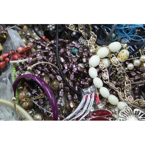 413 - 10kg UNSORTED COSTUME JEWELLERY inc. Bangles, Necklaces, Rings, Earrings     515630