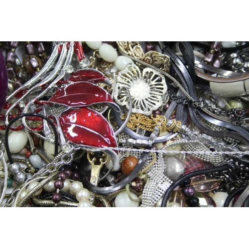 413 - 10kg UNSORTED COSTUME JEWELLERY inc. Bangles, Necklaces, Rings, Earrings     515630