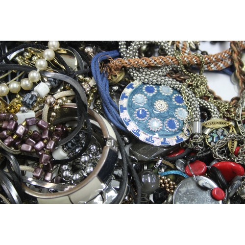 413 - 10kg UNSORTED COSTUME JEWELLERY inc. Bangles, Necklaces, Rings, Earrings     515630