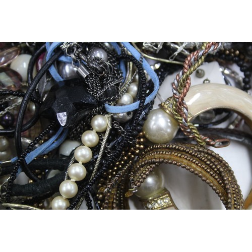 413 - 10kg UNSORTED COSTUME JEWELLERY inc. Bangles, Necklaces, Rings, Earrings     515630