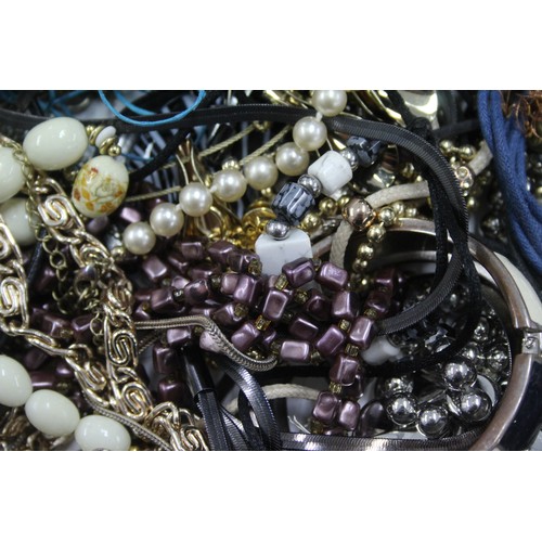 413 - 10kg UNSORTED COSTUME JEWELLERY inc. Bangles, Necklaces, Rings, Earrings     515630