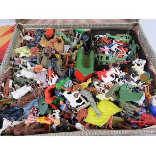 1067 - Very large collection of vintage plastic figures and animals.