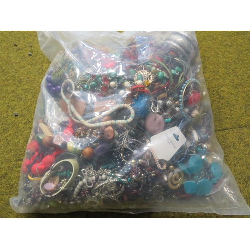 404 - 10kg UNSORTED COSTUME JEWELLERY inc. Bangles, Necklaces, Rings, Earrings