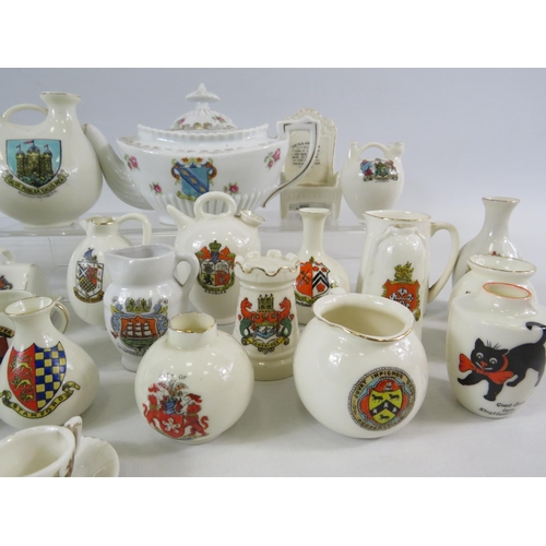 70 - Over 30 pieces of vintage crested china.