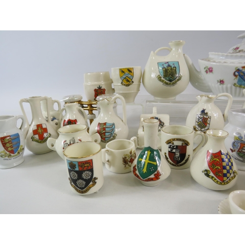 70 - Over 30 pieces of vintage crested china.