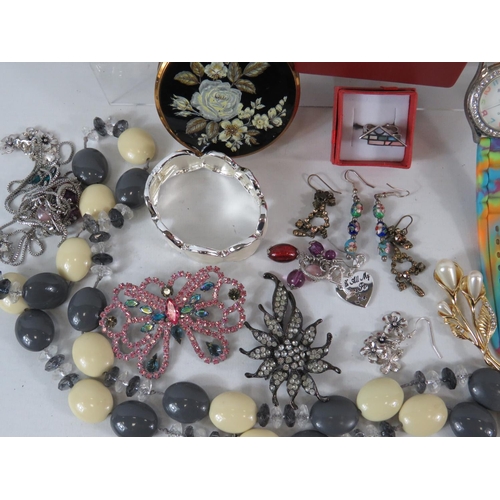 124 - Good Selection of costume jewellery to include two ladies quartz watches, one boxed. Plus a Mackinto... 