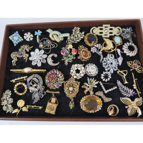 236 - Large selection of vintage brooches.