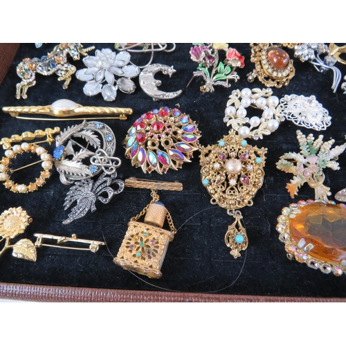 236 - Large selection of vintage brooches.