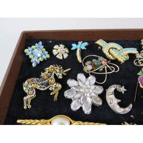 236 - Large selection of vintage brooches.