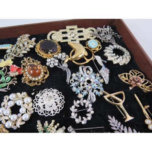 236 - Large selection of vintage brooches.