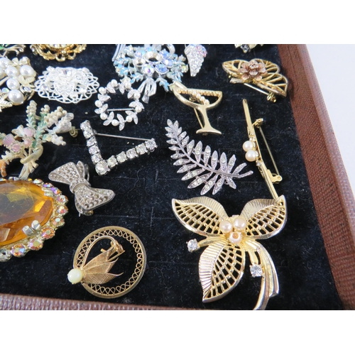 236 - Large selection of vintage brooches.