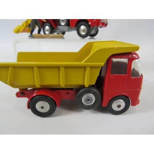 136 - Corgi Jeep FC150 Potato Conveyor with figures and sacks, Original rubber conveyor belt. Together wit... 