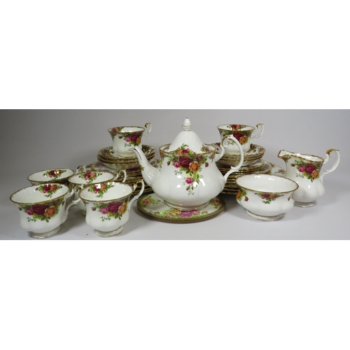 226 - Royal Albert old country roses dinner and teaset. 34 pieces in total.