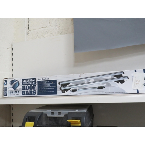 1402 - Boxed shield aluminium universal roof bars.