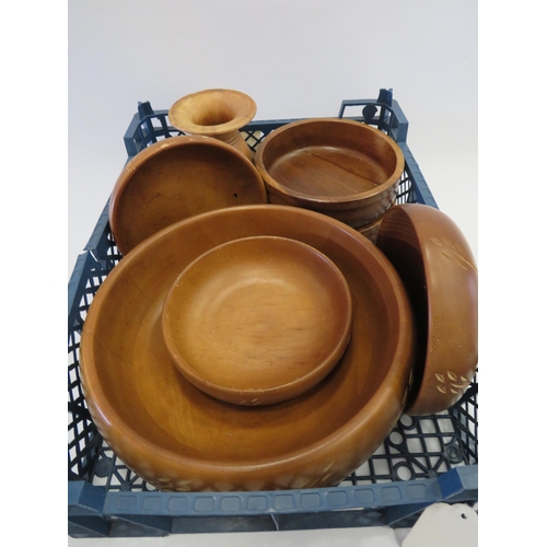 1416 - Tray of Saribo craft Canadian wooden bowls etc.