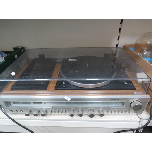 1396 - Sanyo G3003 Music centre with turntable and cassette player.