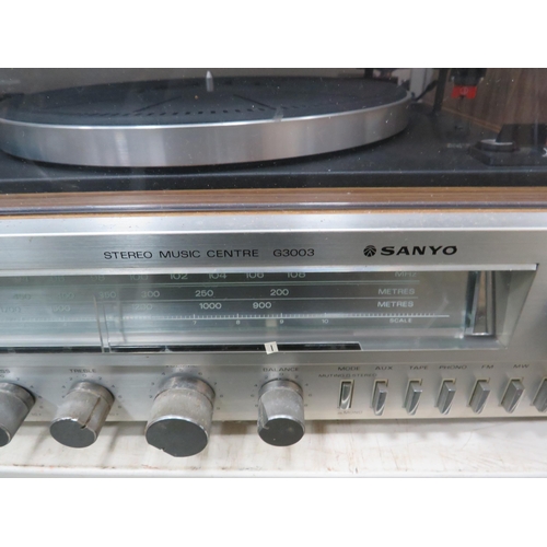 1396 - Sanyo G3003 Music centre with turntable and cassette player.