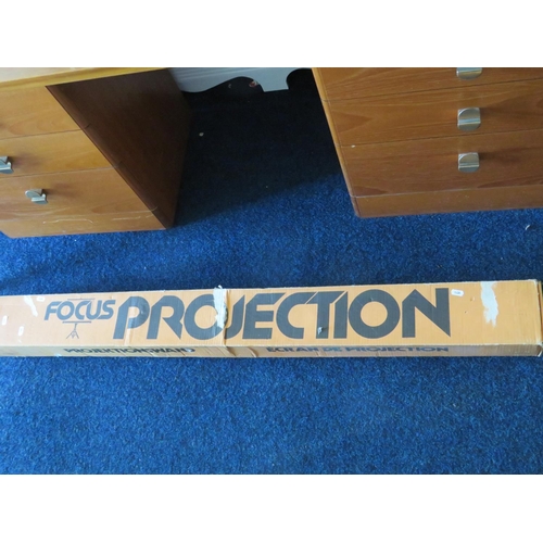 1438 - Focus, Projection screen in original box. See photos. S2