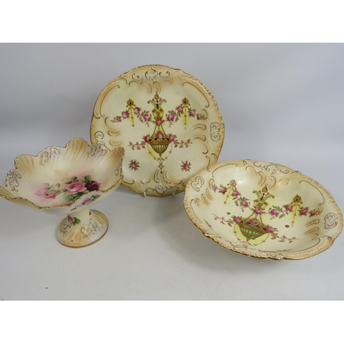 261 - 3 pieces of Crown Devon blushware. Comport, drainage bowl and plate.
